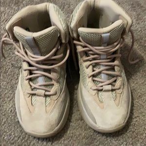 Dessert yezzy boots 8.5 in men’s